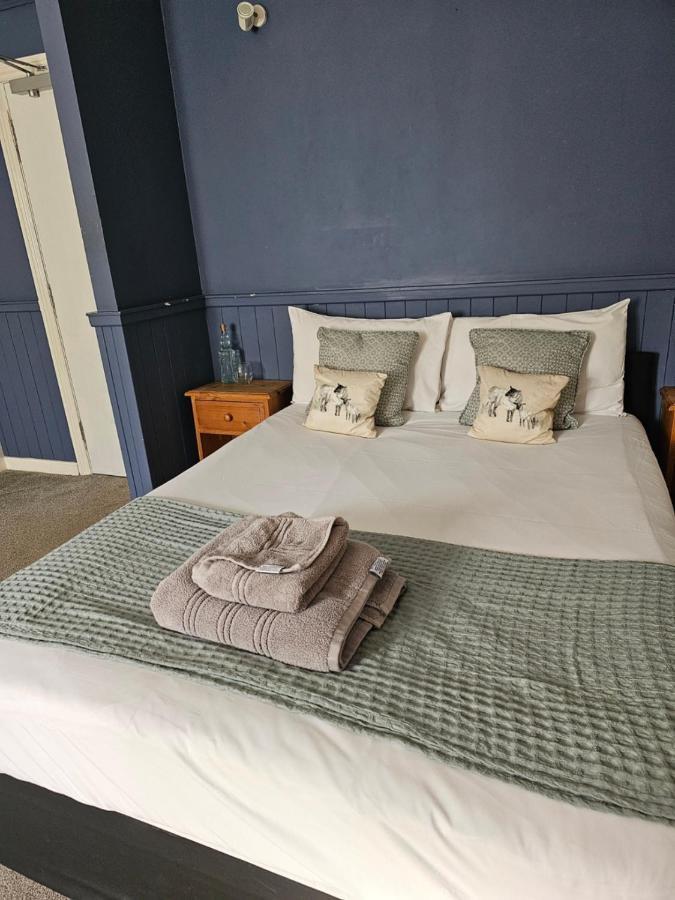 Dog And Partridge Inn Калн Экстерьер фото