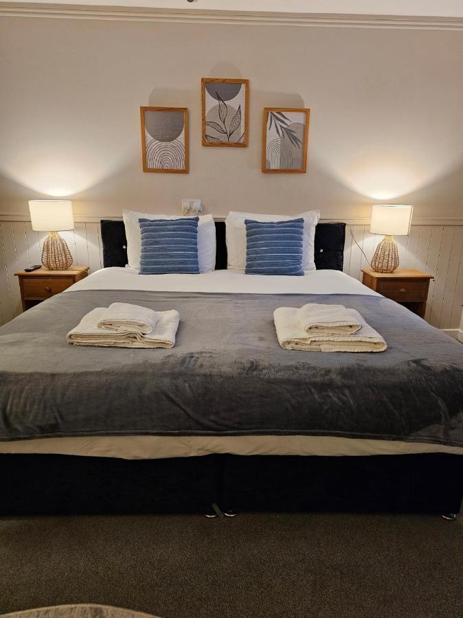 Dog And Partridge Inn Калн Экстерьер фото